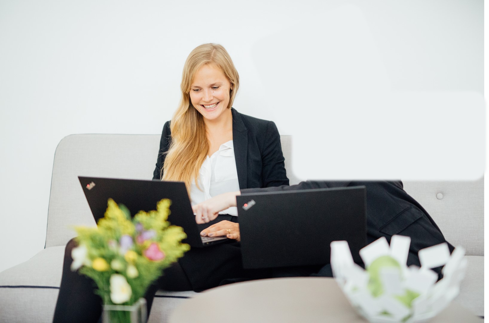 Francie Weidner bei der Arbeit am Laptop